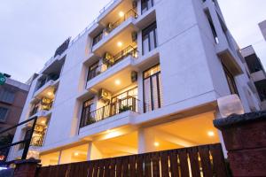 un bâtiment blanc avec des fenêtres et une clôture dans l'établissement Stay@, à Bangalore