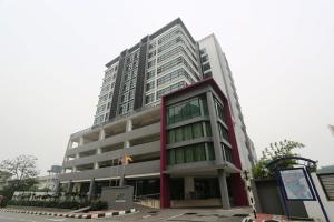 ein hohes Gebäude mit einem roten und weißen in der Unterkunft Cosy private suite 2BR 591 Nexus USJ Shah Alam in Shah Alam