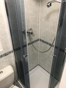 eine Dusche mit Glastür im Bad in der Unterkunft Cosy Flora Nest in Prag