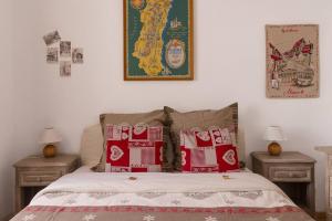 コルマールにあるTravel Homes - The Bredele, next to Little Veniceのベッドルーム1室(赤と白の枕が備わるベッド1台付)