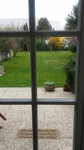 クレムス・アン・デア・ドナウにあるFerienwohnungen Dr. Neubertの庭の窓からの眺め