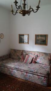 ein Wohnzimmer mit einem Sofa mit Kissen darauf in der Unterkunft Ferienwohnungen Dr. Neubert in Krems an der Donau