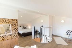 ein Schlafzimmer mit einem Bett und einem Holzhaufen in der Unterkunft Appartements Lärchmoos in Ramsau am Dachstein