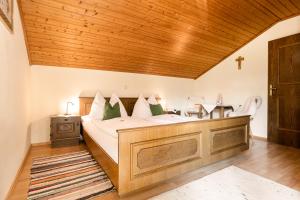 a bedroom with a bed and a wooden ceiling at Ferienwohnung Haus Lehen in Sankt Koloman