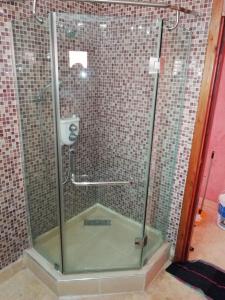 um chuveiro com uma porta de vidro na casa de banho em LINA APPARTEMENT em Marrakech