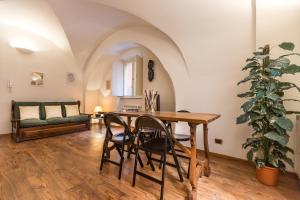 - un salon avec une table, des chaises et un canapé dans l'établissement Lovely New Home, Via Nazionale, à Rome