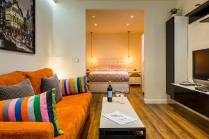 Barbieri في مدريد: غرفة معيشة مع أريكة وسرير
