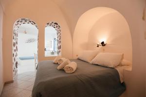 Un dormitorio con una cama con dos toallas encima. en Ilioperato Hotel, en Imerovigli 37 fotos más