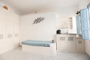 A bed or beds in a room at Ilioperato Hotel
