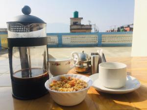 Příslušenství pro přípravu čaje a kávy v ubytování Gorkha Chhen bed & breakfast