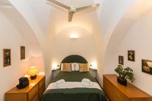 a bedroom with a green bed and a ceiling at Lovely New Home, Via Nazionale in Rome