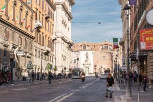 una strada cittadina con gente che cammina e un autobus di Lovely New Home, Via Nazionale a Roma