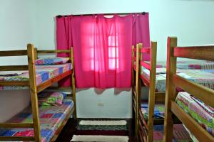 Uma ou mais camas em beliche em um quarto em KR Hostel Ilhabela