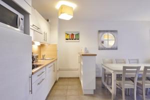 Кухня или мини-кухня в Résidence Vacances Bleues Les Jardins d'Arvor
