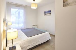 Кровать или кровати в номере Résidence Vacances Bleues Les Jardins d'Arvor