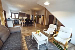 Posezení v ubytování "U Čápa" Krásný apartmán v Sedleci