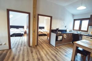 "U Čápa" Krásný apartmán v Sedleci房間的床