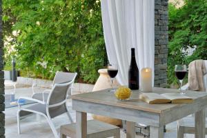 a table with two glasses of wine and a candle at Best Western Hotel Casa Bianca, Piscine Intérieure et Extérieure in Calvi