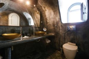 A bathroom at Ilioperato Hotel