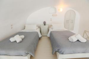 A bed or beds in a room at Ilioperato Hotel