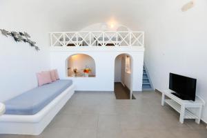 A television and/or entertainment centre at Ilioperato Hotel