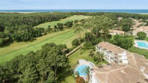 eine Luftaufnahme eines Resorts mit Swimmingpool in der Unterkunft Madame Vacances Les Palmiers du Golf Service Premium in Moliets-et-Maa