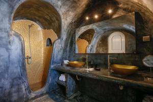 A bathroom at Ilioperato Hotel
