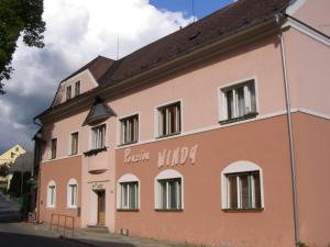 ein Gebäude mit dem Namen der Pension in der Unterkunft Apartmány Windy in Staré Město