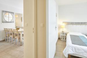 Кровать или кровати в номере Résidence Vacances Bleues Les Jardins d'Arvor