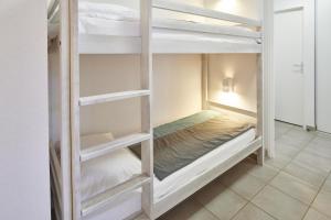 Кровать или кровати в номере Résidence Vacances Bleues Les Jardins d'Arvor