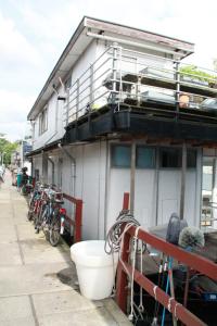budynek z rowerami zaparkowanymi przed nim w obiekcie Houseboat Studio Sooki w Amsterdamie