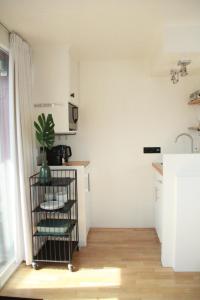A kitchen or kitchenette at Houseboat Studio Sooki