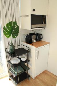 A kitchen or kitchenette at Houseboat Studio Sooki