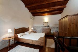 a bedroom with a wooden bed and a wooden ceiling at Valle dell'Acanto in Modica