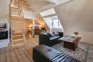 een woonkamer met een bank en een tafel bij Gites La Maison Mann in Sand