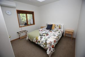 Schlafzimmer mit einem Bett und einem Fenster in der Unterkunft On The River in Hamilton