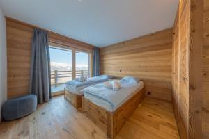 Postel nebo postele na pokoji v ubytování Oak Tree Chalet - on the ski slope - luxury!