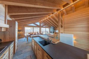 Kuchyň nebo kuchyňský kout v ubytování Oak Tree Chalet - on the ski slope - luxury!