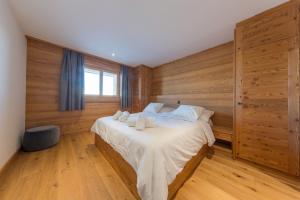 Postel nebo postele na pokoji v ubytování Oak Tree Chalet - on the ski slope - luxury!