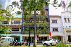 un bâtiment avec des motos garées devant lui dans l'établissement Super OYO Capital O 217 A1 Hotel, à Surabaya