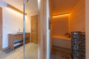 Koupelna v ubytování Oak Tree Chalet - on the ski slope - luxury! + 20 fotografií