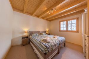 um quarto com uma cama e uma janela em Chalet Nid Blanc em Nendaz
