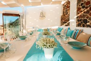 A seating area at Ilioperato Hotel