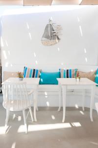 A seating area at Ilioperato Hotel
