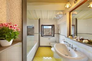 Koupelna v ubytování Relais Il Canalicchio Country Resort & SPA