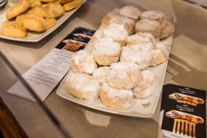 una mesa con dos placas de donuts expuestas en Parador de Arcos de la Frontera en Arcos de la Frontera