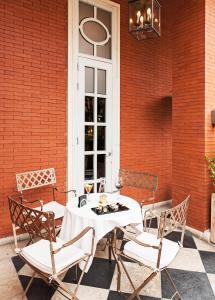 une table et des chaises assises sur une terrasse dans l'établissement Valladolid Recoletos, à Valladolid