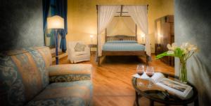 Postel nebo postele na pokoji v ubytování Hotel Torre Guelfa Palazzo Acciaiuoli