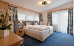 Uma cama ou camas num quarto em Hotel Tiroler Stuben