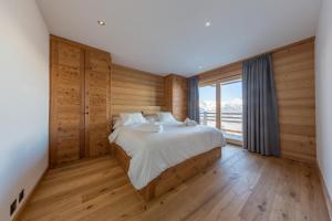 Postel nebo postele na pokoji v ubytování Oak Tree Chalet - on the ski slope - luxury!